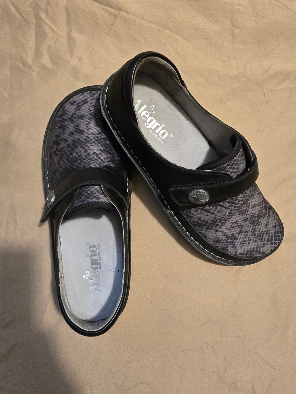 Alegria Women's Black and Gray Snake-Print Slip-On Clogs
